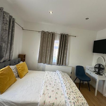 3Rd Studio Flat With Private Toilet And Bathroom Setup For Family Enjoyment 134 Keedonwood Road Bromley Esterno foto