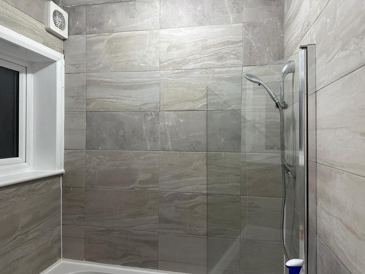 3Rd Studio Flat With Private Toilet And Bathroom Setup For Family Enjoyment 134 Keedonwood Road Bromley Esterno foto