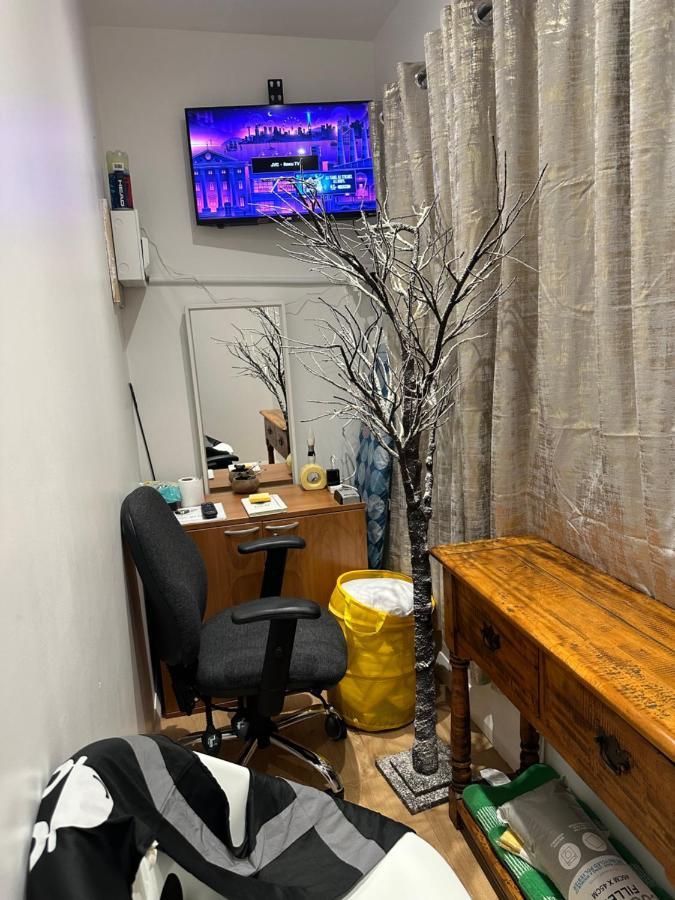 3Rd Studio Flat With Private Toilet And Bathroom Setup For Family Enjoyment 134 Keedonwood Road Bromley Esterno foto