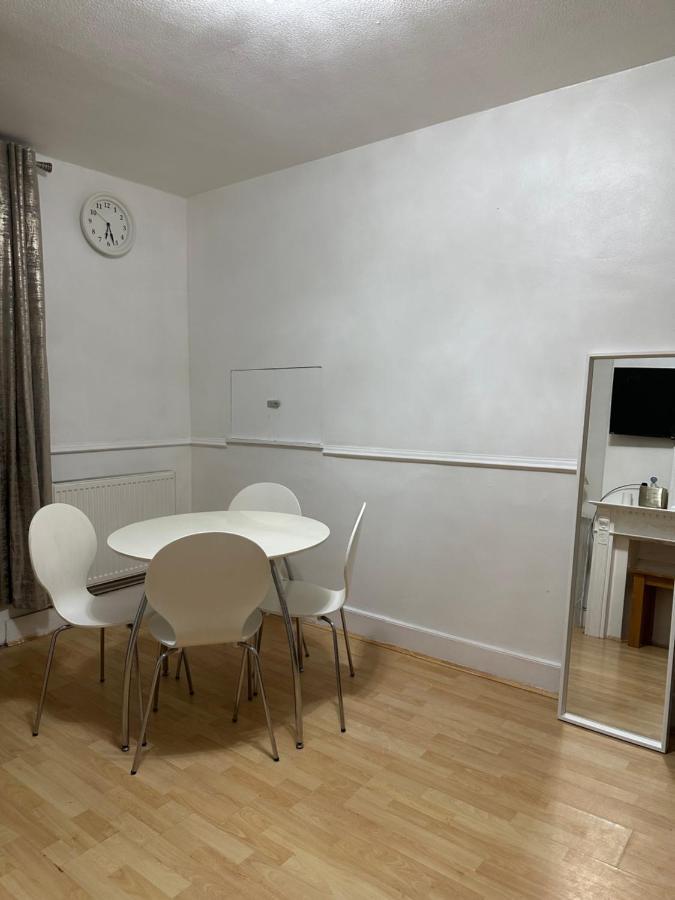 3Rd Studio Flat With Private Toilet And Bathroom Setup For Family Enjoyment 134 Keedonwood Road Bromley Esterno foto