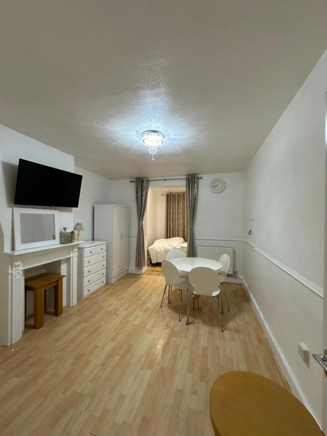 3Rd Studio Flat With Private Toilet And Bathroom Setup For Family Enjoyment 134 Keedonwood Road Bromley Esterno foto