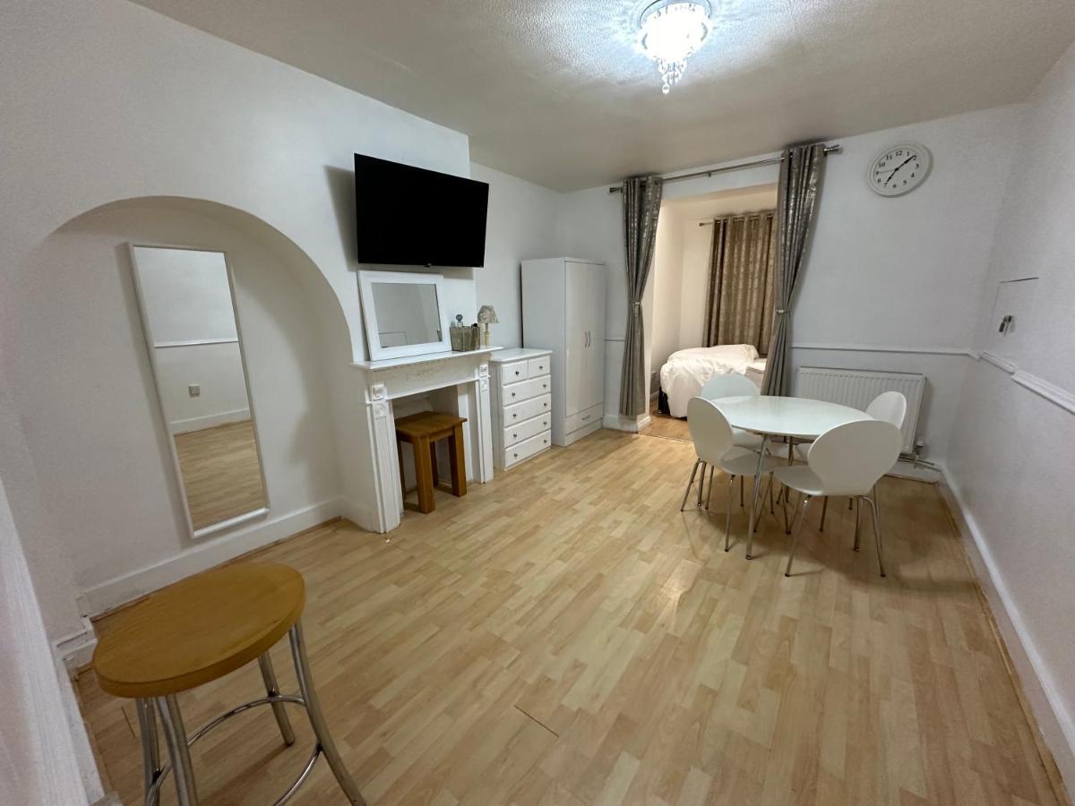 3Rd Studio Flat With Private Toilet And Bathroom Setup For Family Enjoyment 134 Keedonwood Road Bromley Esterno foto