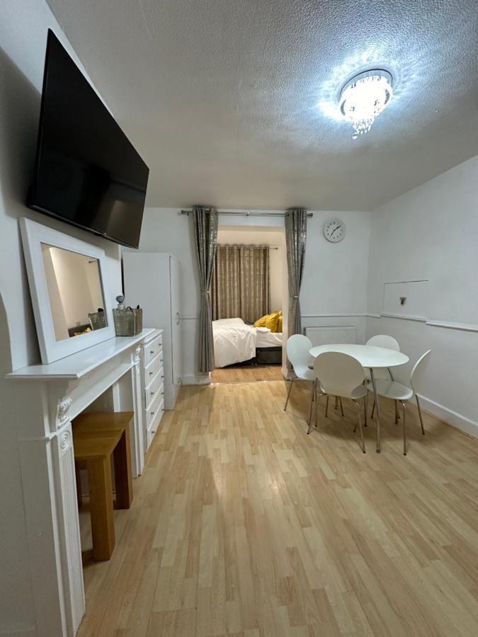3Rd Studio Flat With Private Toilet And Bathroom Setup For Family Enjoyment 134 Keedonwood Road Bromley Esterno foto