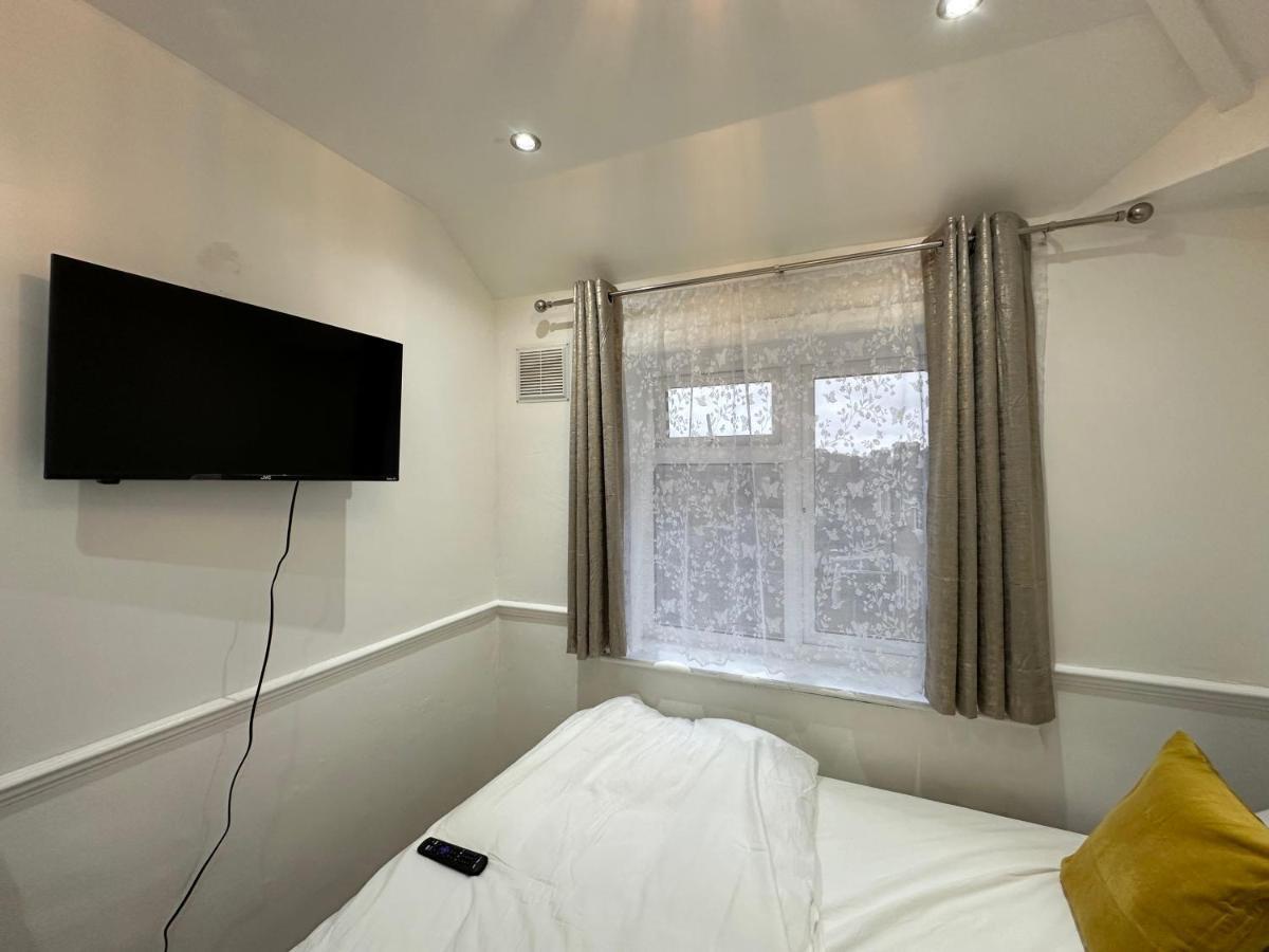 3Rd Studio Flat With Private Toilet And Bathroom Setup For Family Enjoyment 134 Keedonwood Road Bromley Esterno foto