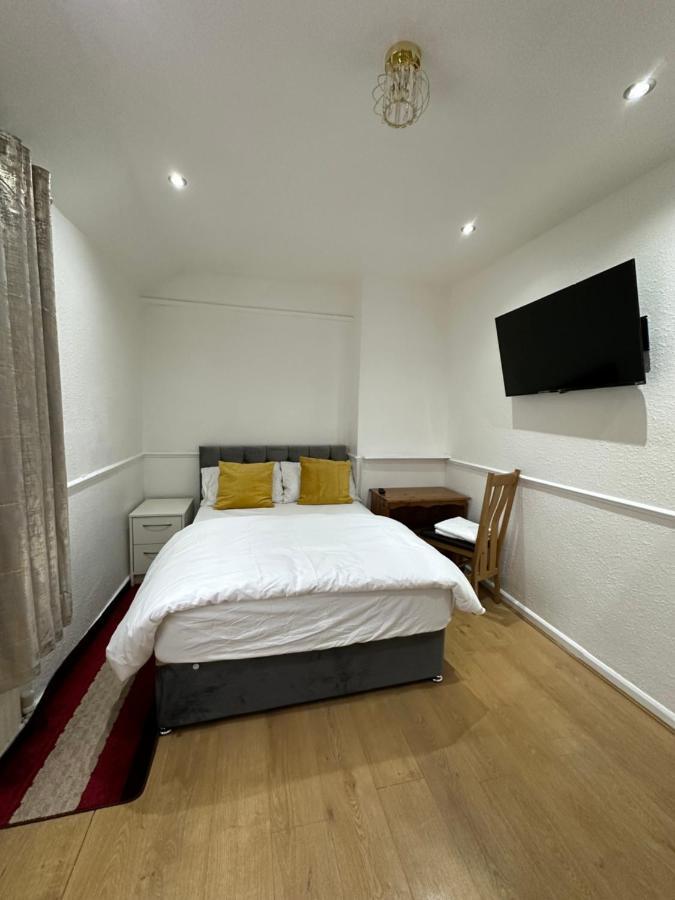 3Rd Studio Flat With Private Toilet And Bathroom Setup For Family Enjoyment 134 Keedonwood Road Bromley Esterno foto