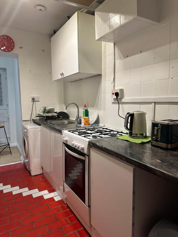3Rd Studio Flat With Private Toilet And Bathroom Setup For Family Enjoyment 134 Keedonwood Road Bromley Esterno foto
