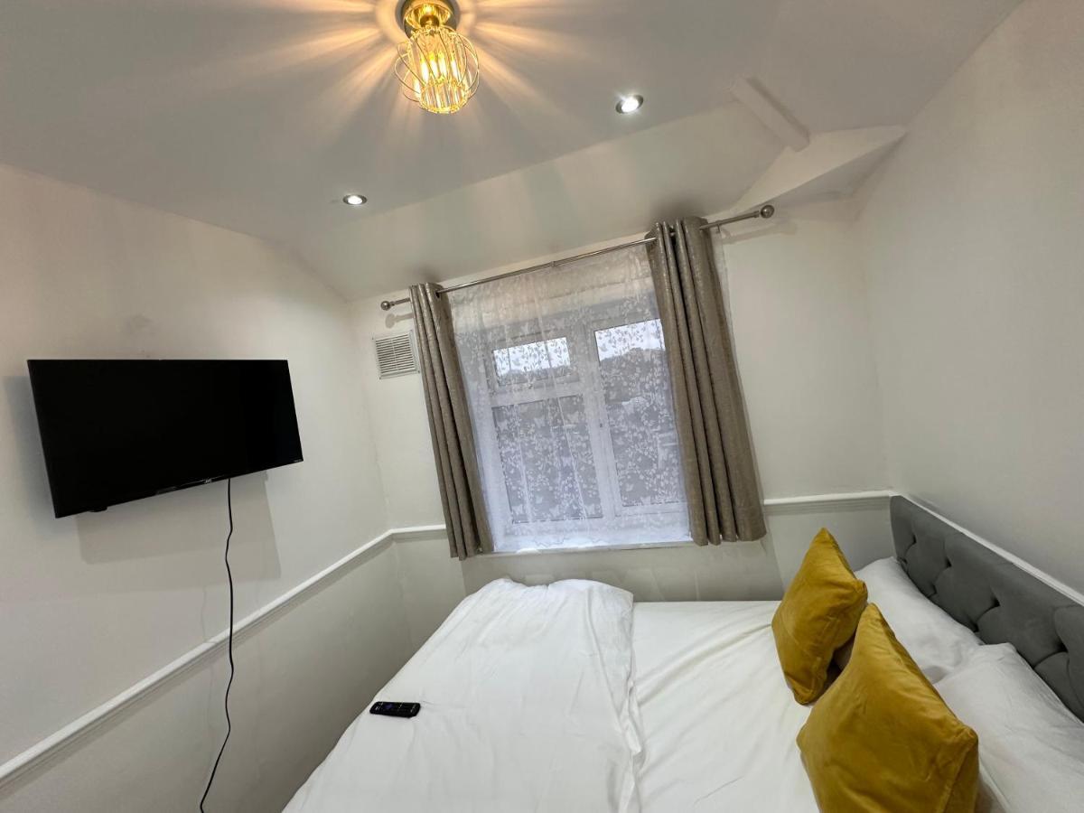 3Rd Studio Flat With Private Toilet And Bathroom Setup For Family Enjoyment 134 Keedonwood Road Bromley Esterno foto