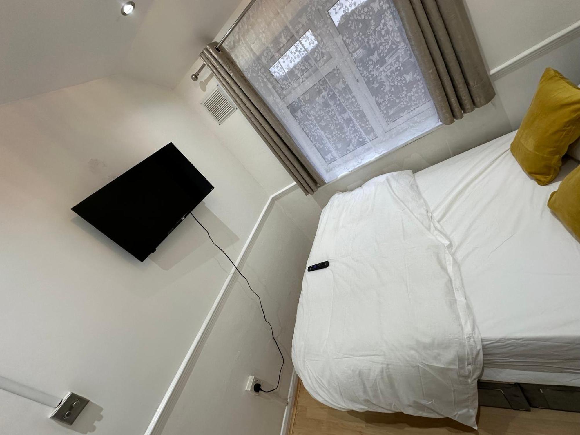 3Rd Studio Flat With Private Toilet And Bathroom Setup For Family Enjoyment 134 Keedonwood Road Bromley Esterno foto