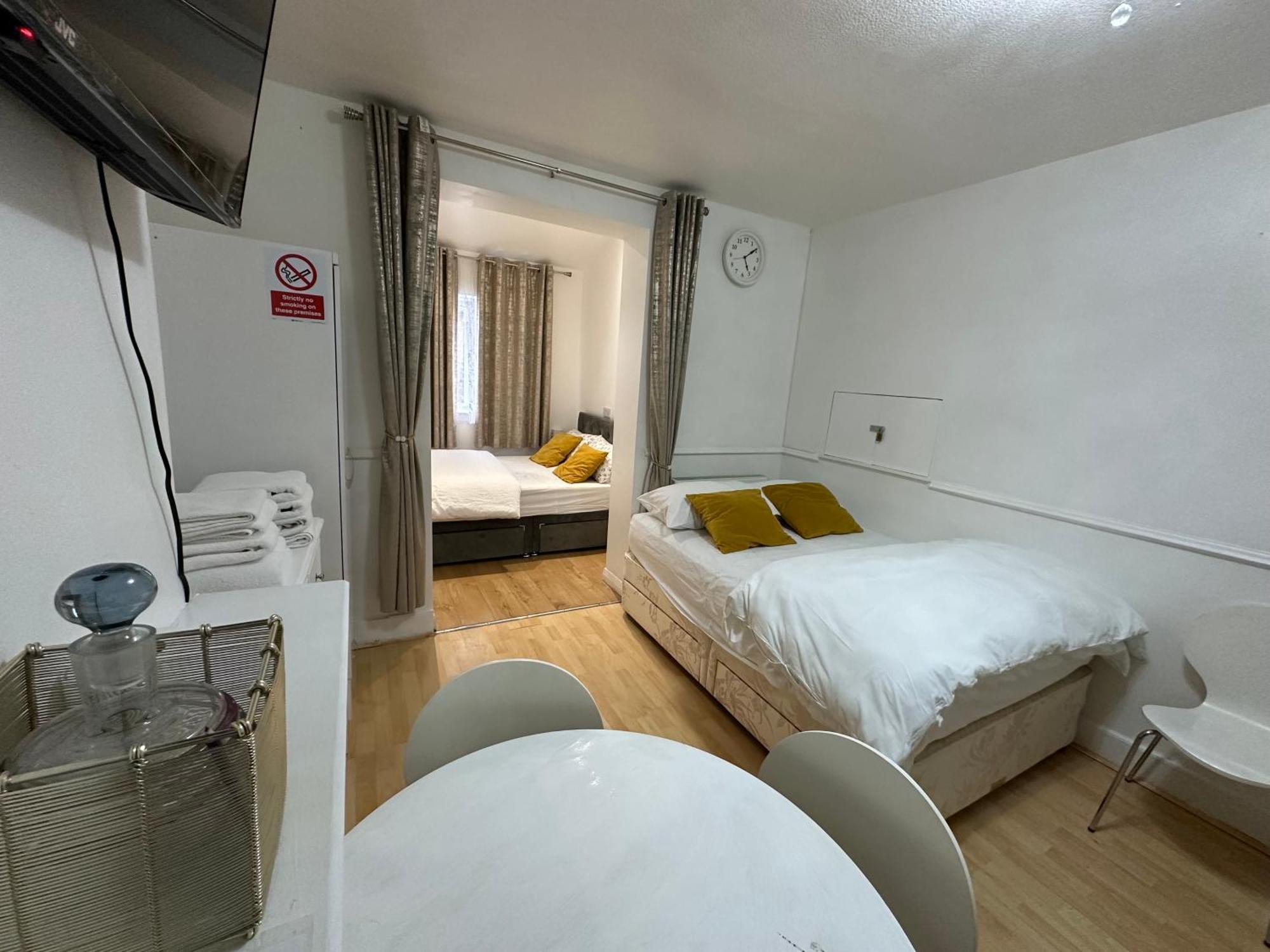 3Rd Studio Flat With Private Toilet And Bathroom Setup For Family Enjoyment 134 Keedonwood Road Bromley Esterno foto